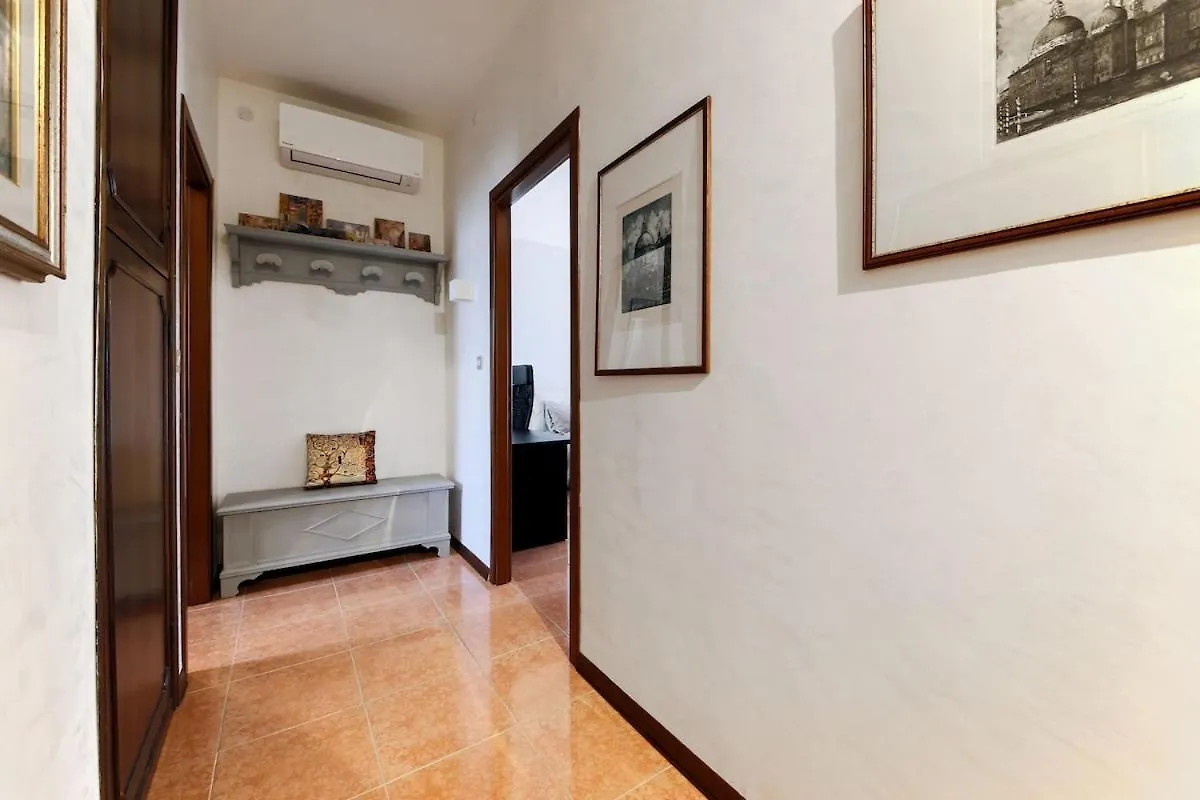 Private Parking - Family Home - 15 Min To 베니스